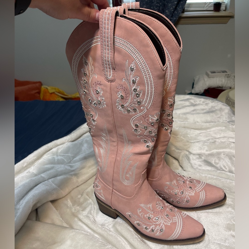 Pink bedazzled cowboy boots in EUC